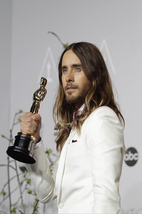 Jared Leto, who won Best Supporting Actor for his performance in “Dallas Buyers Club,” poses with his statue after the Oscars. 