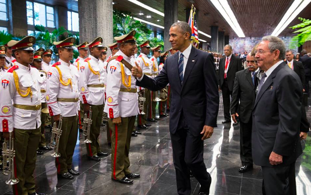 President+Obama+with+President+Castro+is+welcomed+by+Cuban+honor+guards.