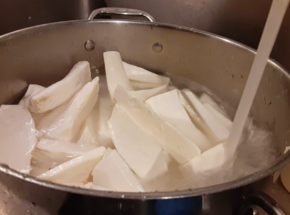 Leaving the wedges to sit in cold water for fifteen minutes helps to remove the excess starch from the yuca.