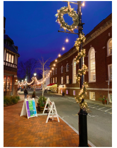 Downtown Westport fills the streets with holiday lights, wreaths and other cheerful decorations to celebrate the upcoming holidays. Outside Amis Trattoria, these decorations are wrapped around lamp posts and lights are hung along the sidewalk.