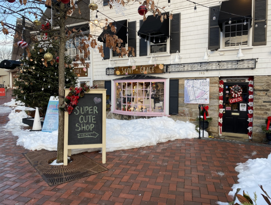 Shops+in+downtown+Westport+invite+shoppers+to+partake+in+holiday+shopping+by+putting+up+decorations+and+creating+a+safe+environment+against+COVID.+Local+business+Savvy+%26+Grace+flourishes+with+customers+this+holiday+season+despite+the+necessary+restrictions+imposed+due+to+the+pandemic.