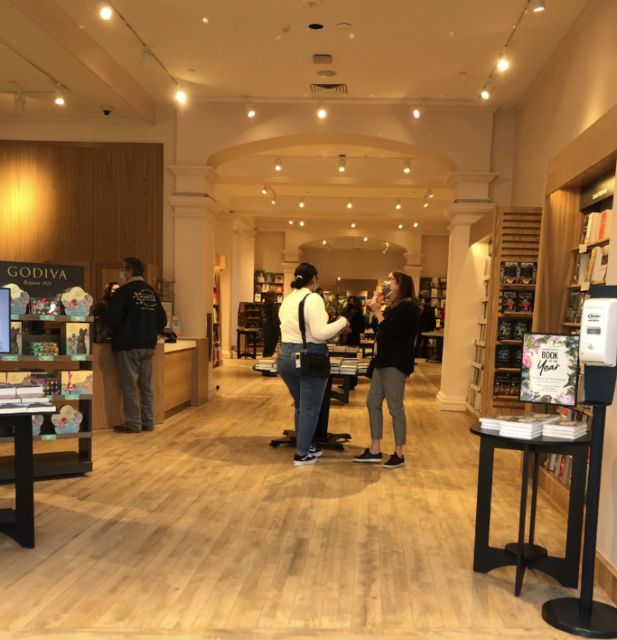 The entrance to the new store is spacious and welcoming. Off to the left is the front desk. The sections for different book genres branch off from the sides.