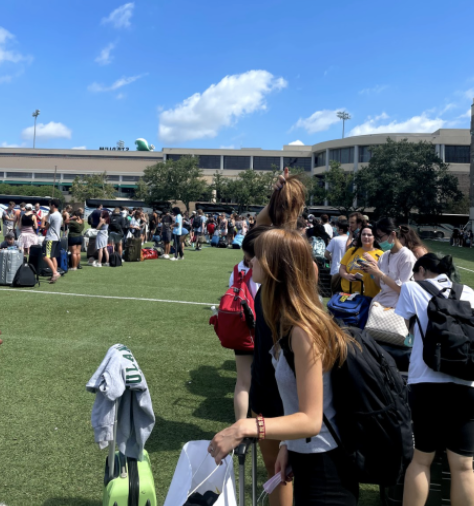 Line for students to evacuate from Tulane’s campus to Houston, Texas. Photo contributed by Maizy Boosin ’21.

