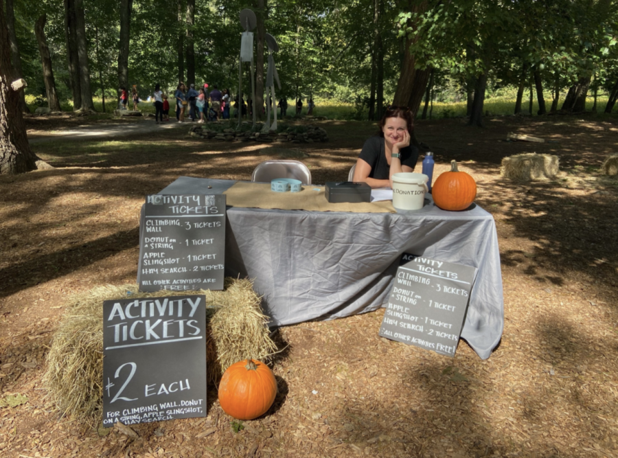 Families paid for children to take part in the variety of activities around the fall fest. The money raised from the festival will go towards supporting Earth Place’s nature-oriented programming and providing scholarships to underserved families. 
