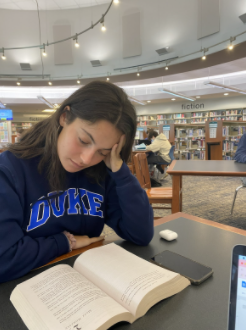 Talia Moskowitz ’24 tries to focus in the Staples library, but finds it to be distracting and loud. 