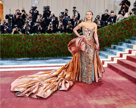 Blake Lively wearing Versace pays an homage to the Statue of Liberty. The rusted red color is supposed to represent the copper that then oxidized into the light blue, green color that was revealed once Lively’s skirt was untied. 
