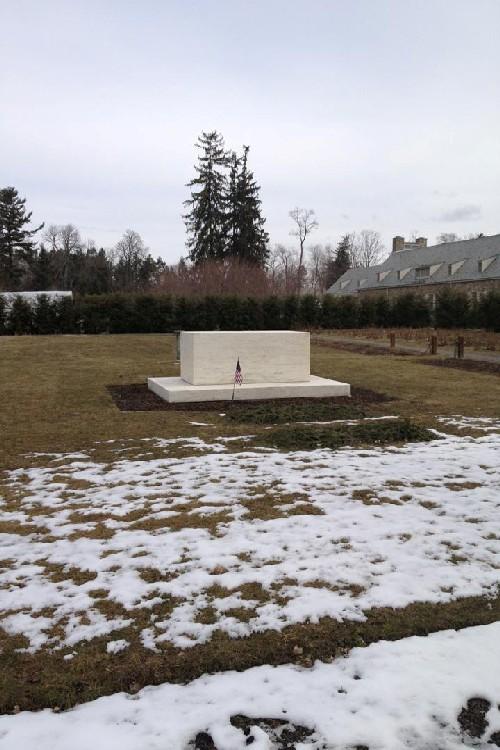 On a field trip to FDRs house and library, students got to see the late presidents grave. 