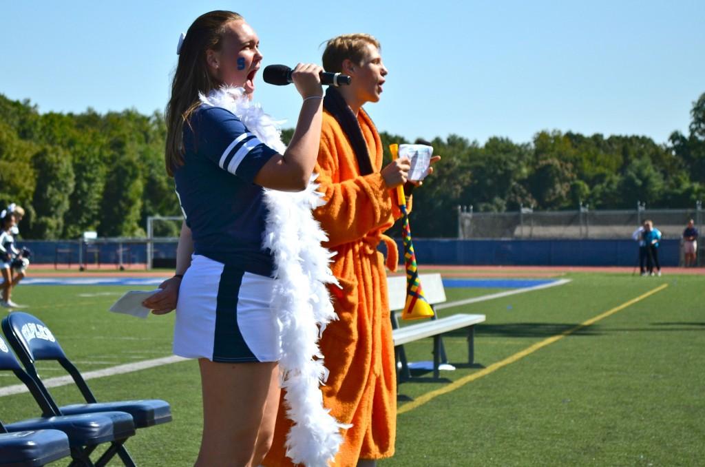 Emcees+Peter+Elkind+14+and+Elizabeth+Coogan+14+pump+up+the+crowd.+