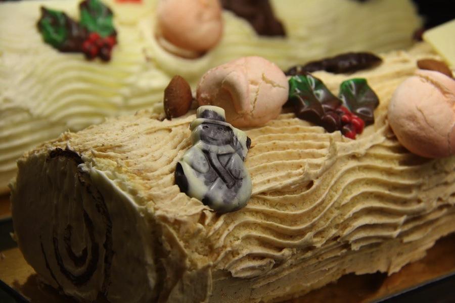 Isabelle et Vincents Buche de Noel, exclusive to the month of December for Christmas, offers a wide variety of fillings.