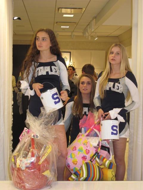 Ayden Schattman ’16, Jessy Nelson ’16 and Kelsey Gladstone ’17 prepare to go on stage with raffle items.