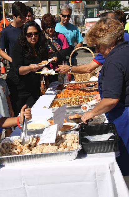 Tutti’s employees hand out a wide array of samples to a long line of eager customers.