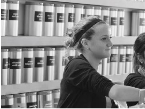 Working hard Anna Bene ’16 sells tea to a customer at David’s Tea. She stands in front of a variety of tea flavors that the store offers, including Chocolate Macaron and Cotton Candy.