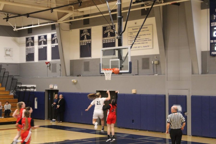 Marisa Shorrock ’20 blocks Jasmyn Lozano to stop the fast break. (Photo by Holden Cohen)
