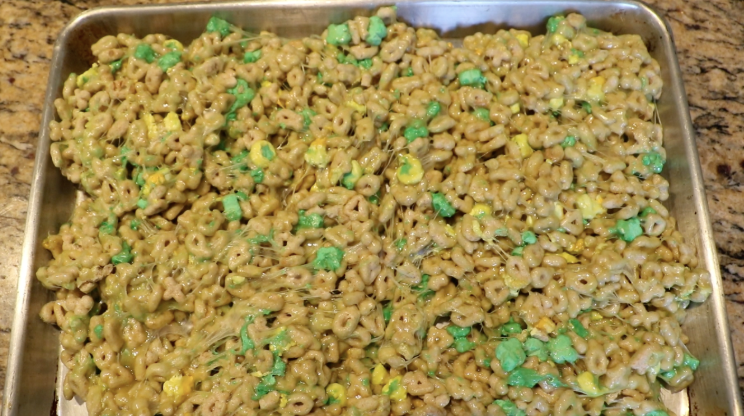 Limited+edition+St.+Patricks+Day+Lucky+Charms+mixed+with+melted+marshmallows+to+make+an+amazing+dessert+for+the+holiday.+