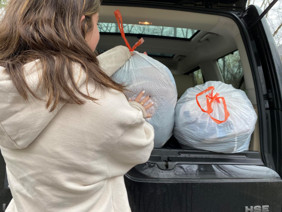 In the clothing drive, each participant labeled every bag with size and gender description and placed it near their mailbox. Levitt then planned a pickup within 24 hours. 