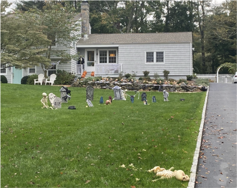 Although most Halloween traditions are strongly discouraged this year, houses around Westport use spooky decorations along with new alternatives to boost spirit and excitement. 
