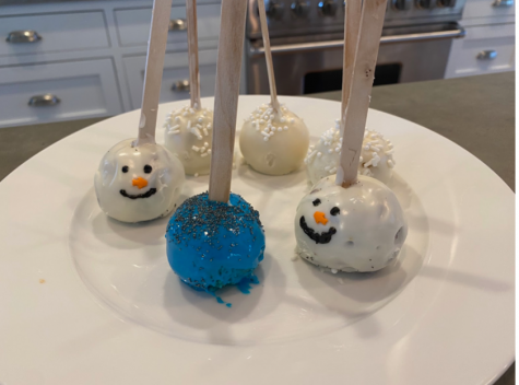 Chocolate and vanilla festive cake pops to enjoy this winter season. Watch this video to learn how you can make them at home!