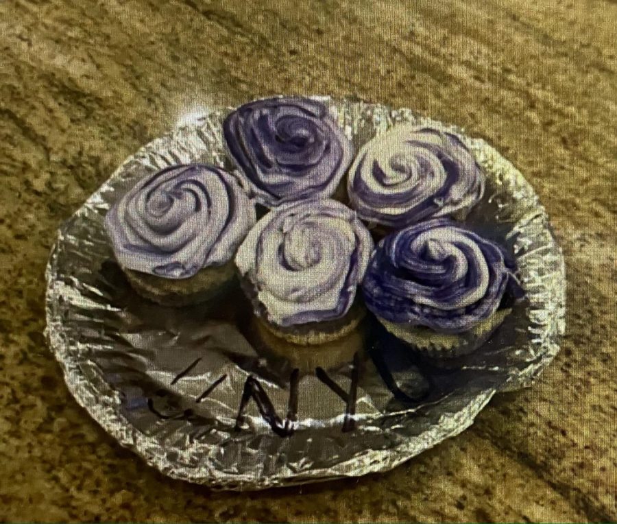 Friends of Emma Zhu ’21 celebrated her acceptance with a contactless delivery of NYU themed cupcakes left at her front door.