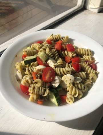 Pasta salad caters to different tastes as different ingredients can be swapped out for those of your choice. For example, adding beans or chickpeas can make this a high-protein dish. You can also play around with using different vegetables, cheeses and dressings.