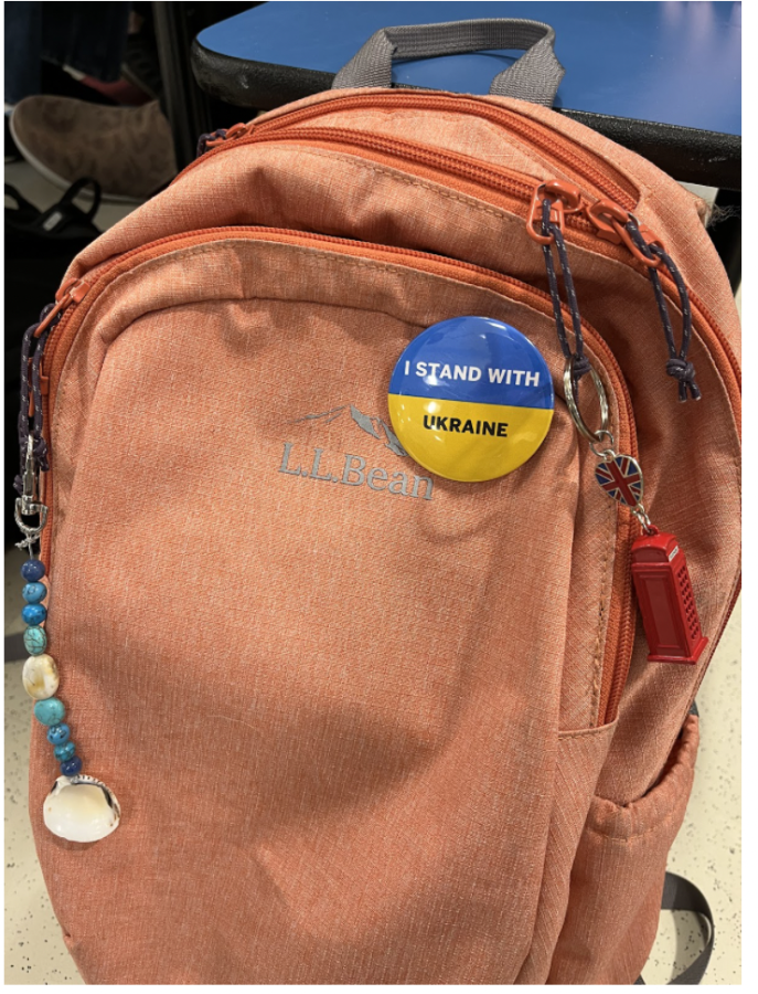 Allison Carcon ’25 recently put an “I stand with Ukraine” pin on her backpack to show support to all those currently suffering. 