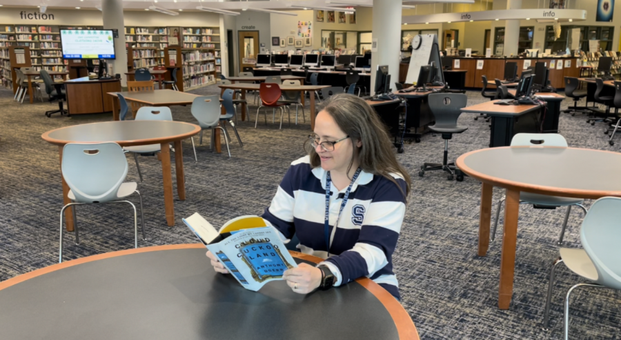 Librarians Jennifer Cirino ’97 (pictured) and Nicole Moeller share their love of reading in a discussion that will hopefully create more young book lovers in the Staples High School community.