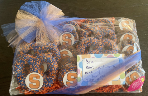 A common tradition among incoming freshmen college girls is to gift their designated roommate with a gift basket full of treats. Roommate gifts range from cake pops to candy and come with small notes expressing excitement for the four years ahead.
