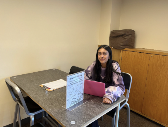 Elena Nasar ’27, member of the Teen Advisory Board, operates the drop-in tutoring booth on Thursday afternoons where she helps students in grades two through five with math and language arts. 