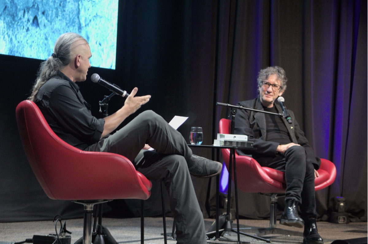 Authors+Neil+Gaiman+and+Stephan+Graham+Jones+discuss+Gaiman%E2%80%99s+work+in+front+of+an+eager+crowd.++