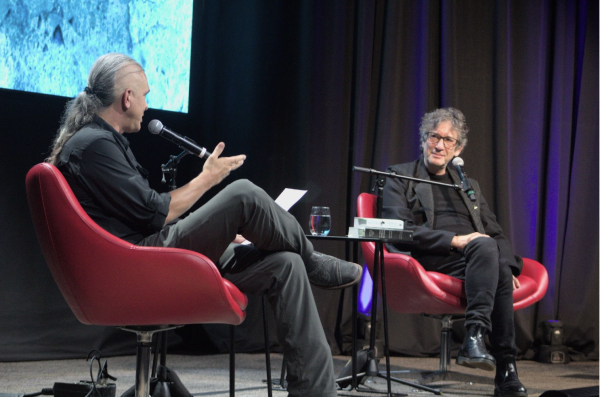 Authors Neil Gaiman and Stephan Graham Jones discuss Gaiman’s work in front of an eager crowd.  
