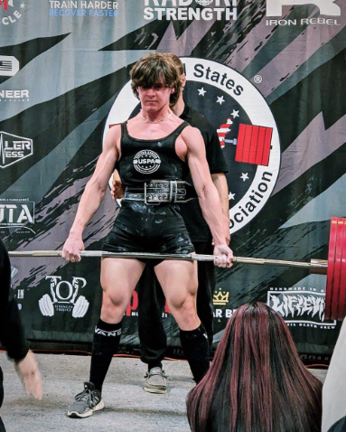 At a powerlifting competition in April, Abe Lobsenz ’25 broke three state records for his weight class. 102.5kg for bench, 155 kg for squat, and 195kg for deadlift.

