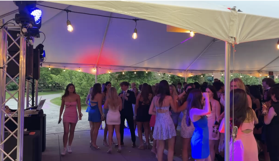 Staples held junior prom for the class of 2025. The prom was themed ‘Casino Night’ and many students spent their night on the dance floor and participating in fun activities. 