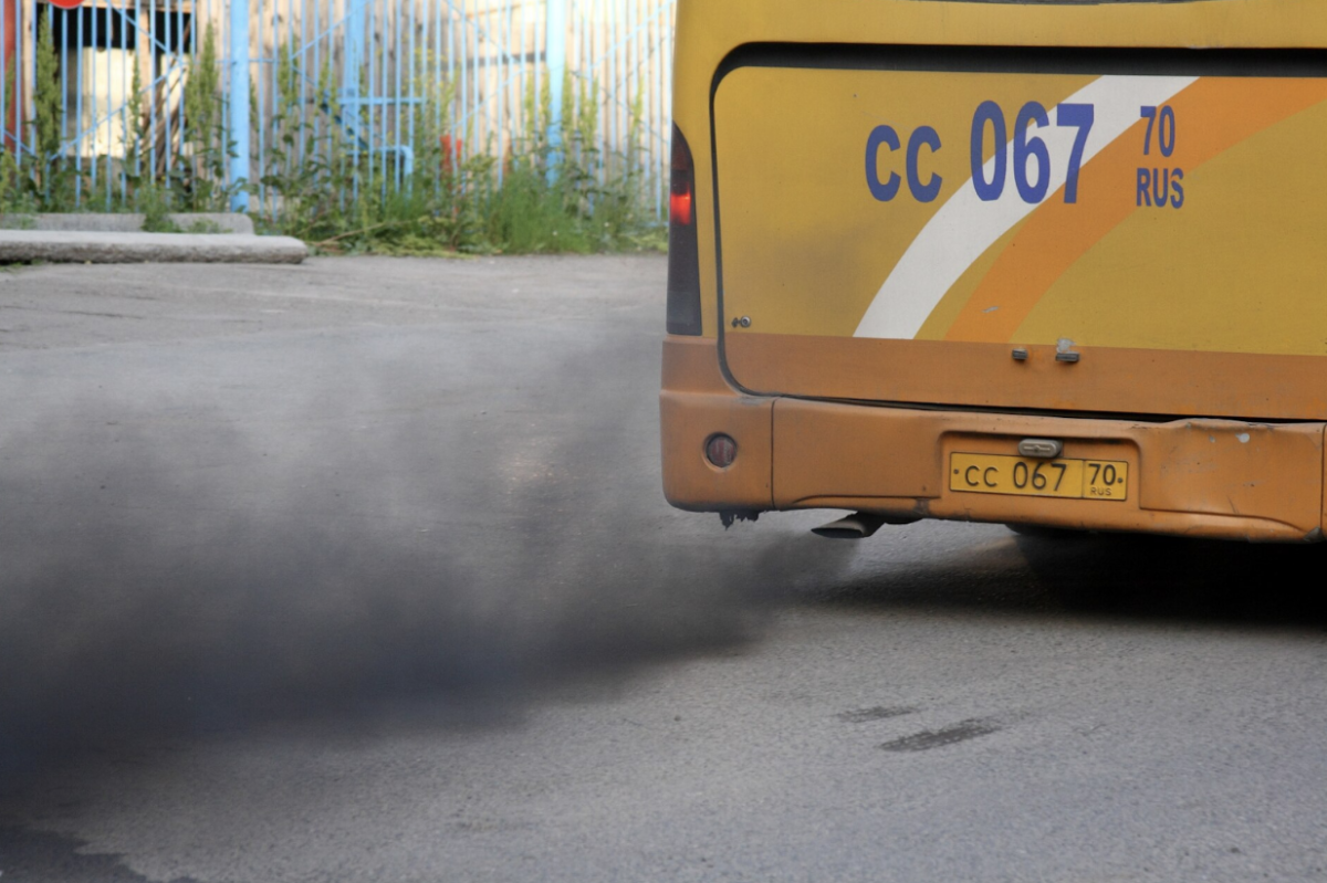 A Zhong Tong passenger bus leaves a trail of black smoke as it moves across a road, depicting a type of mechanical failure that can cause bus fires, like the one on I-95 in Darien on Saturday.


